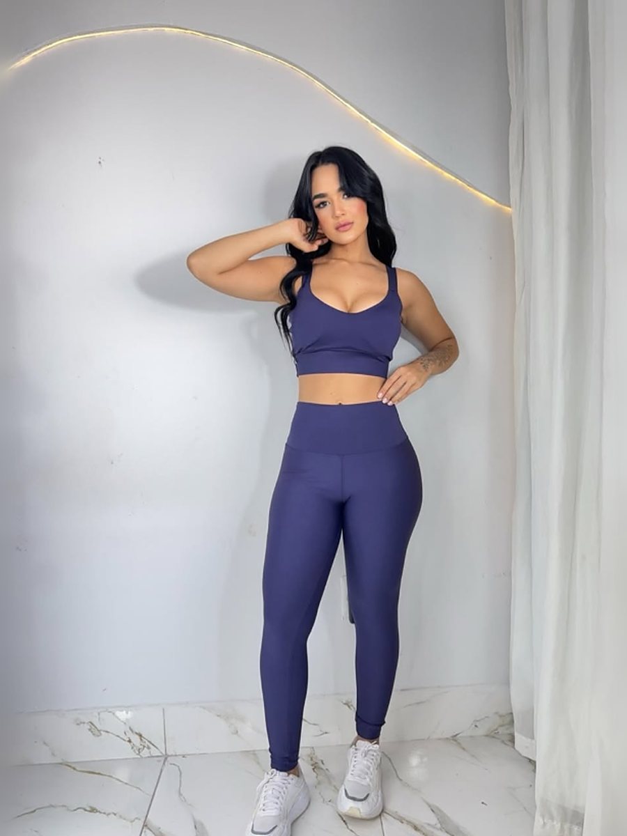 Look da Samara Fitness em frente a uma parede com fita de luz dourada